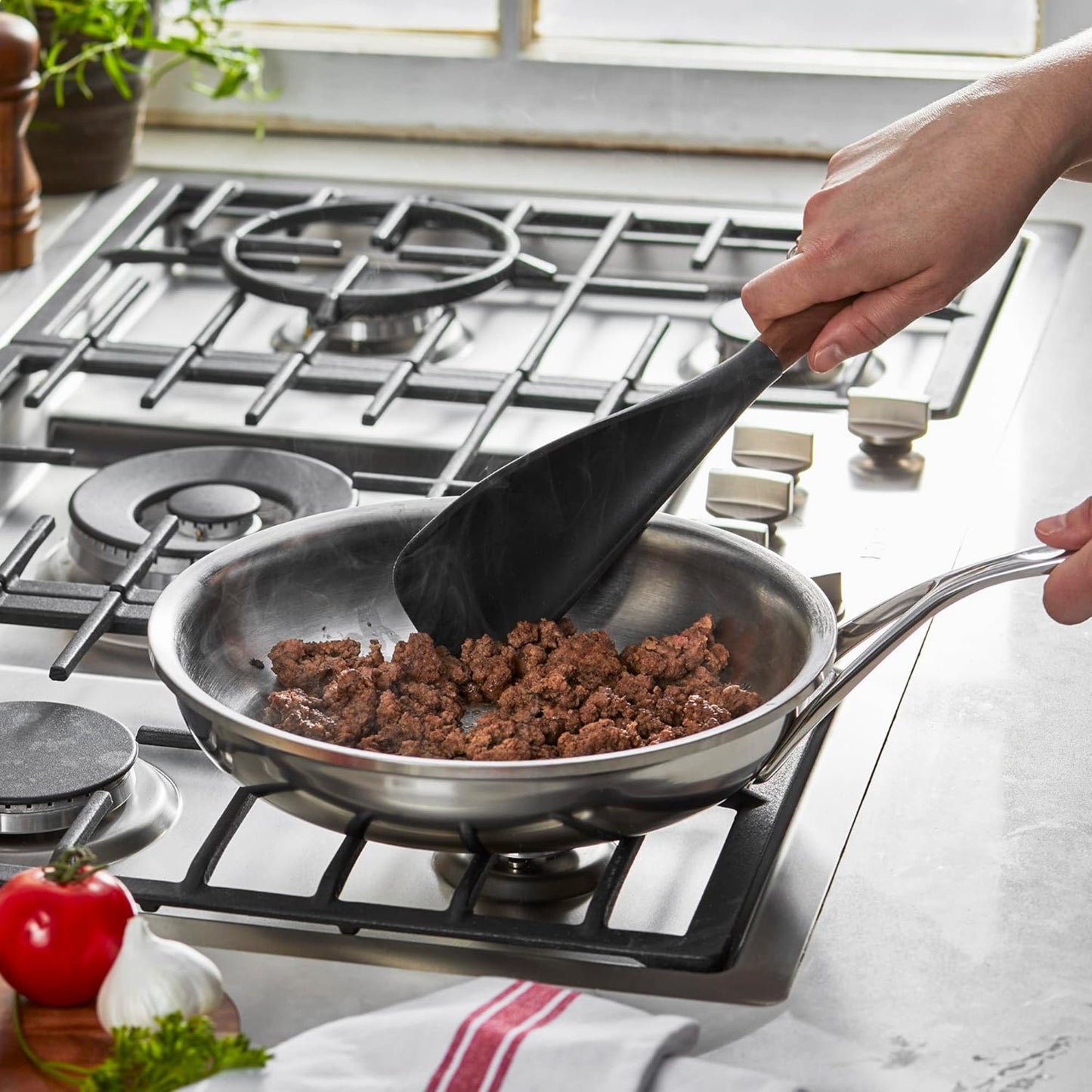 طقم مغارف وكفاكير وأدوات تقليب وطبخ من 6 قطع | من النايلون والسيليكون الصحي BPA-Free ومقبض من خشب الأكاسيا الطبيعي | من العلامة التجارية الفرنسية Staub