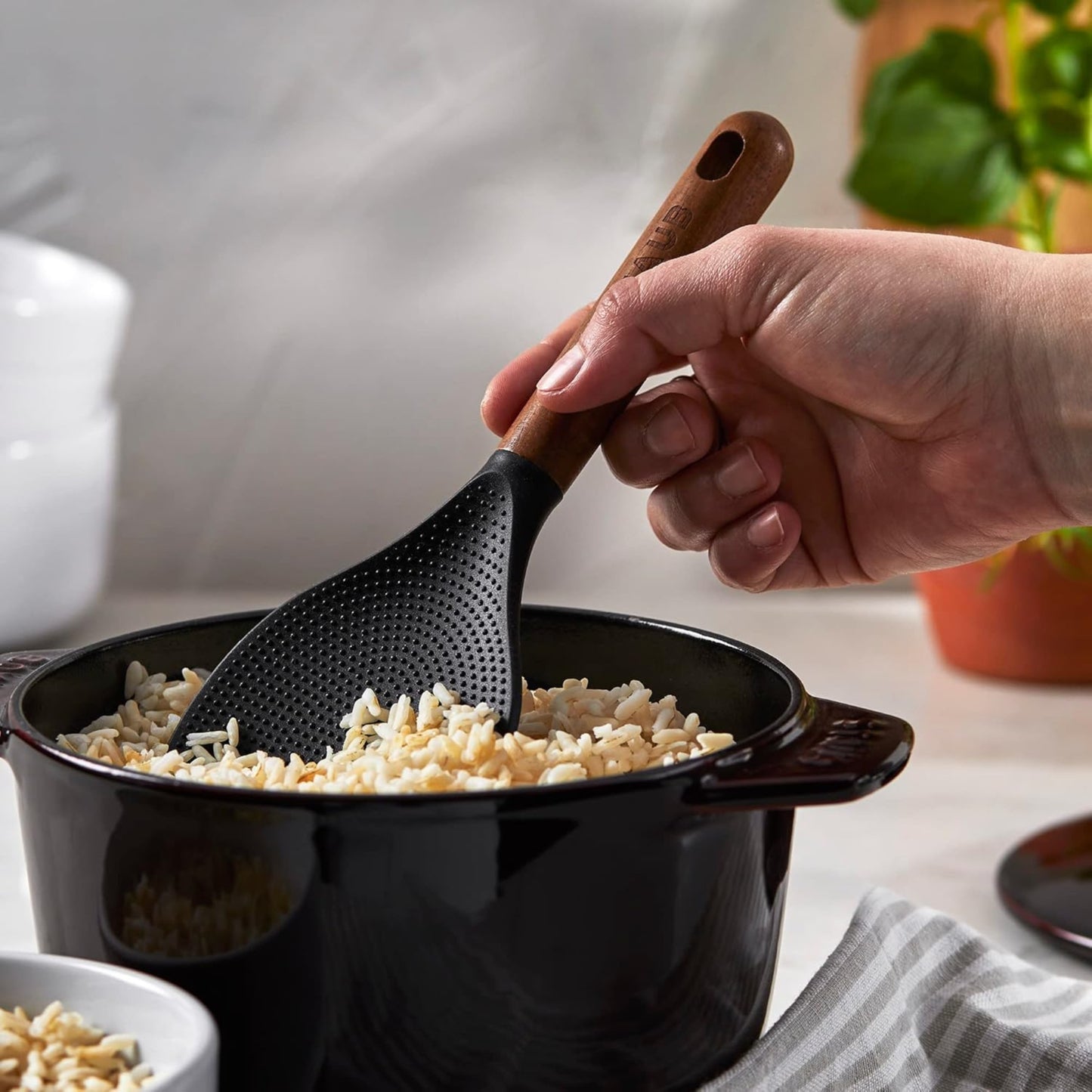 طقم مغارف وكفاكير وأدوات تقليب وطبخ من 6 قطع | من النايلون والسيليكون الصحي BPA-Free ومقبض من خشب الأكاسيا الطبيعي | من العلامة التجارية الفرنسية Staub
