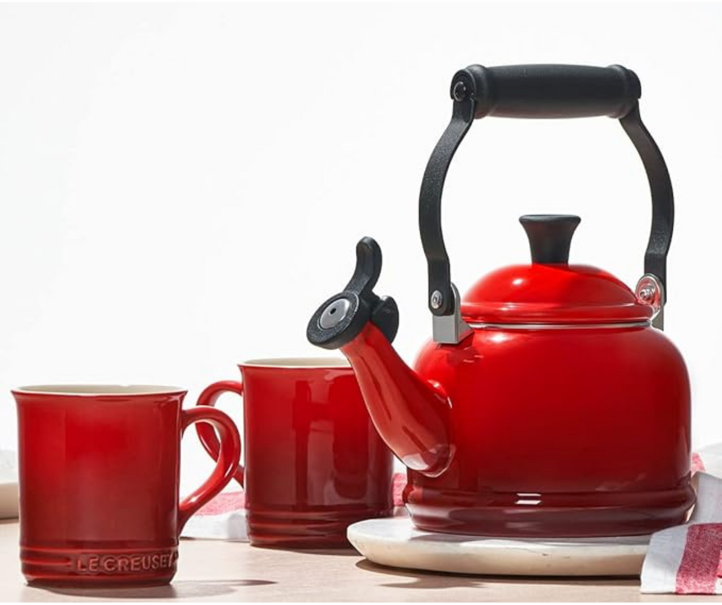 إبريق شاي من الفولاذ عالي الكربون المطلي بالمينا | سعة 1.1 لتر عدة ألوان | من العلامة التجارية Le Creuset صنع في فرنسا