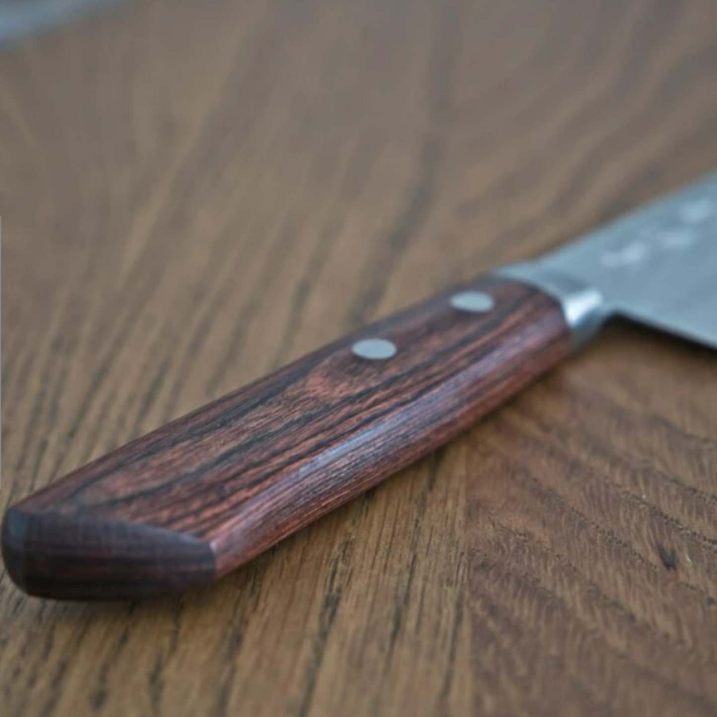سكين Kyoto Katsugu Santoku Knife | 3 طبقات من الفولاذ عالي الكربون ومقبض من خشب الموهاغوني | صنع في اليابان
