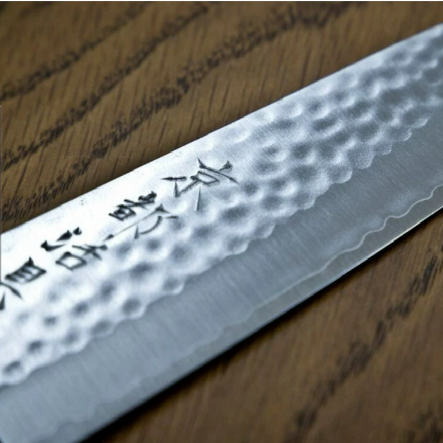 سكين Kyoto Katsugu Santoku Knife | 3 طبقات من الفولاذ عالي الكربون ومقبض من خشب الموهاغوني | صنع في اليابان
