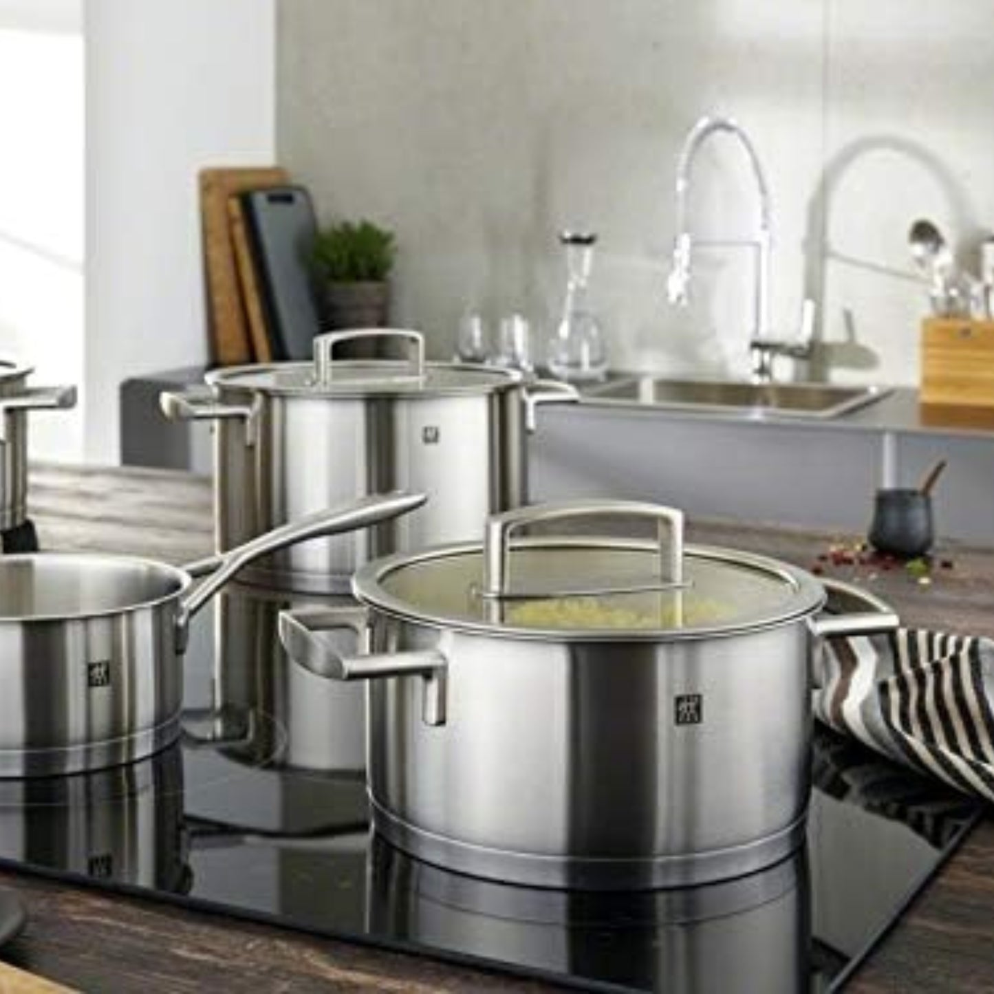 طنجرة Vitality Stock Pot | عدة سعات وأحجام | 3 طبقات من الفولاذ وقلب من الألمنيوم وغطاء زجاجي مقاوم للحرارة | من العلامة التجارية الألمانية Zwilling Henckels