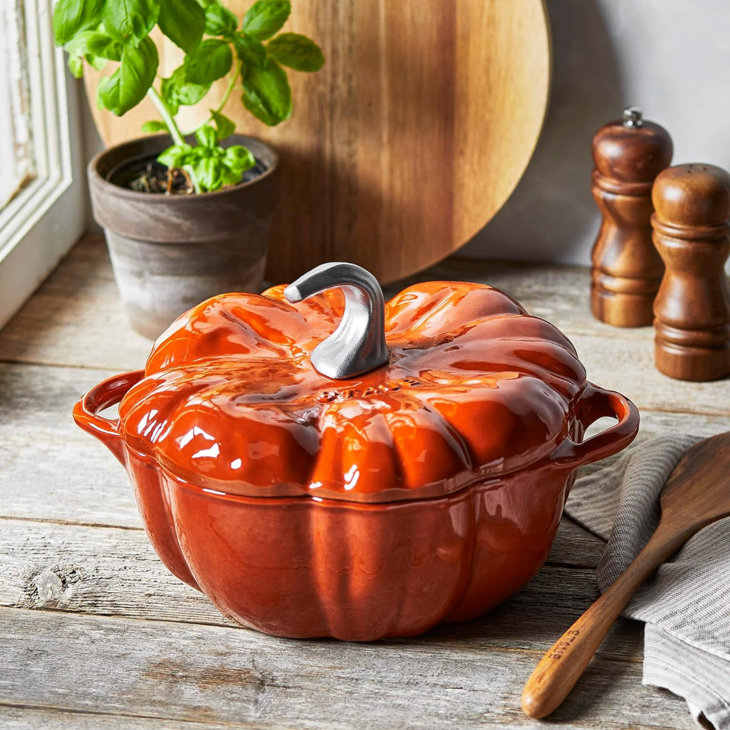 طنجرة اليقطينة من Cast Iron المطلي بالمينا عالي الجودة | قياس 24سم | من العلامة التجارية STAUB صنع في فرنسا