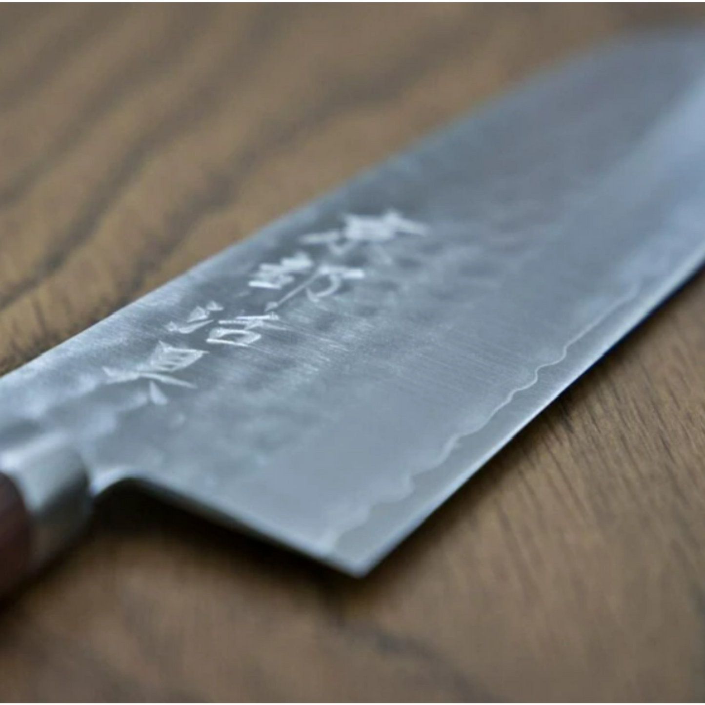 سكين Kyoto Katsugu Santoku Knife | 3 طبقات من الفولاذ عالي الكربون ومقبض من خشب الموهاغوني | صنع في اليابان