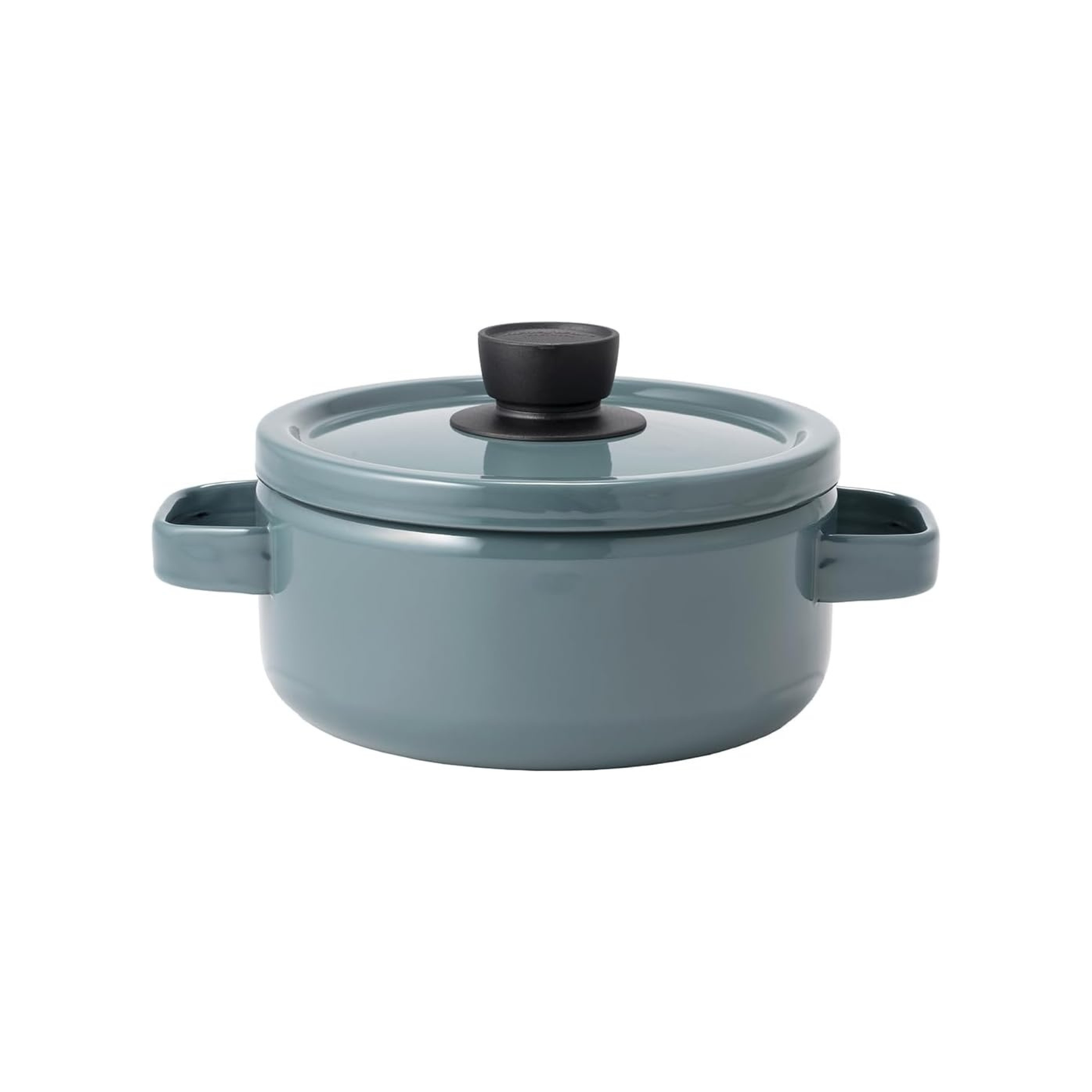 قدر FUJIHORO Solid Series من المينا مقاس 20 سم بدرجة Smoke Blue مع غطاء ومقبضين جانبيين.