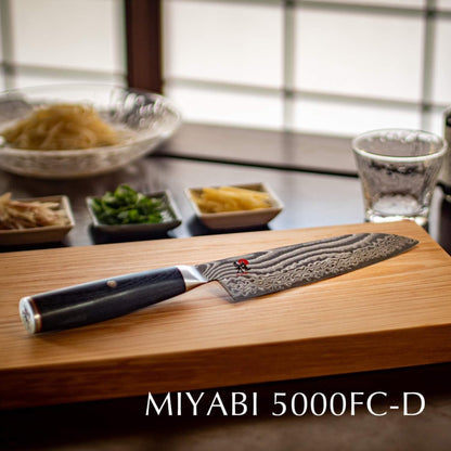 سكين MIYABI 5000FCD الاحترافية – فولاذ FC61 بطبقات Damascus ومقبض من خشب Pakkawood الأسود لأداء طهي احترافي – صنع في اليابان