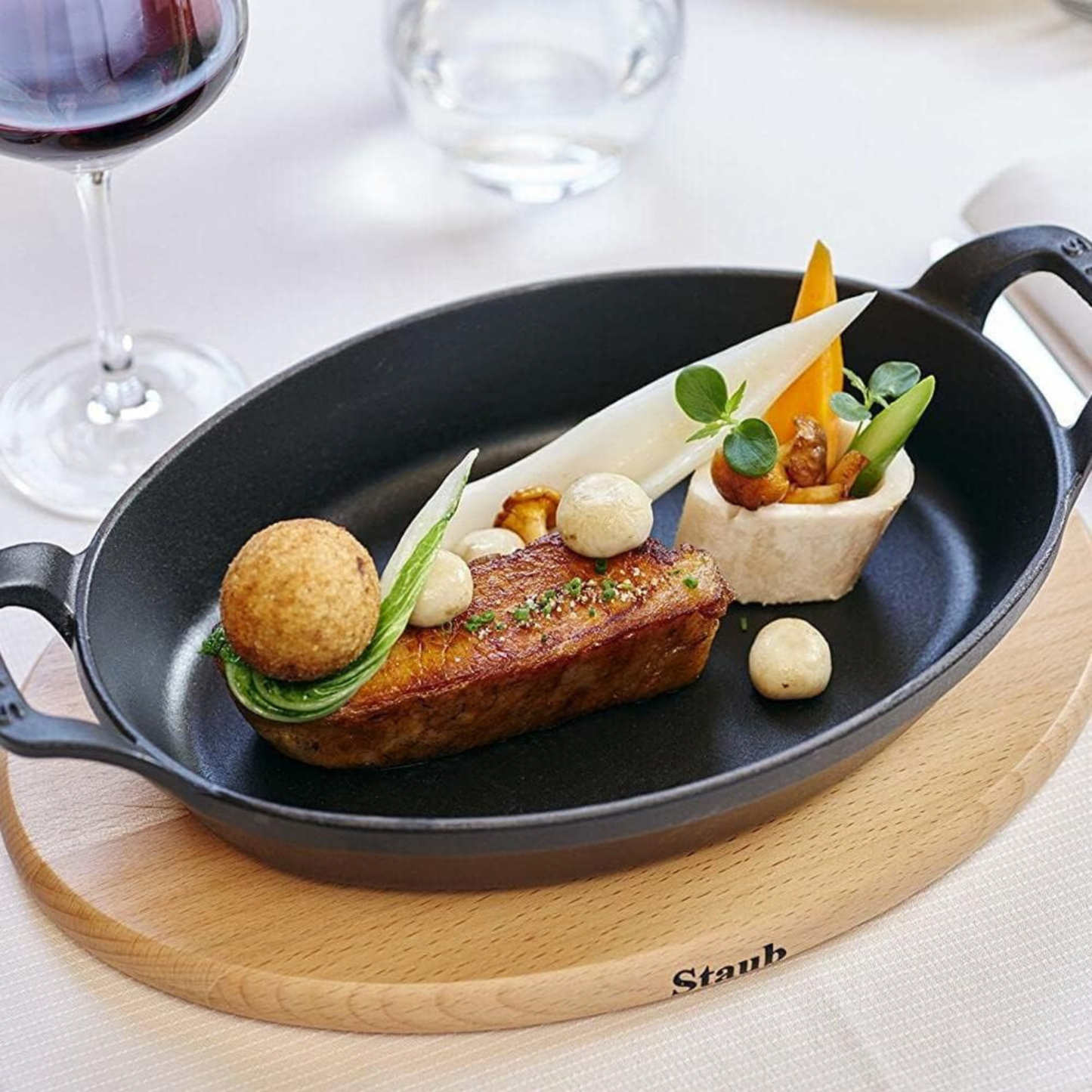 طبق متعدد المهام للشوي والخبز والطهي والتقديم | شكل دائري وبيضوي بعدة قياسات | من حديد الزهر Cast Iron المطلي بالمينا | من البراند الفرنسي Staub صنع في فرنسا