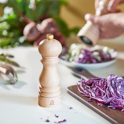 مطحنة مائدة يدوية Paris u'Select | مطحنة فلفل وملح | من خشب الزان الطبيعي ومسننات من الفولاذ عالي الكربون | عدة أحجام وألوان | من العلامة التجارية Peugeot | صنع في فرنسا