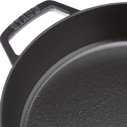 مقلاة وكسرولا متعددة الاستخدامات للطبخ والقلي والشوي بالفرن | من حديد الزهر Cast Iron المطلي بالمينا قياس 26سم | من العلامة التجارية الرائدة Staub صنع في فرنسا