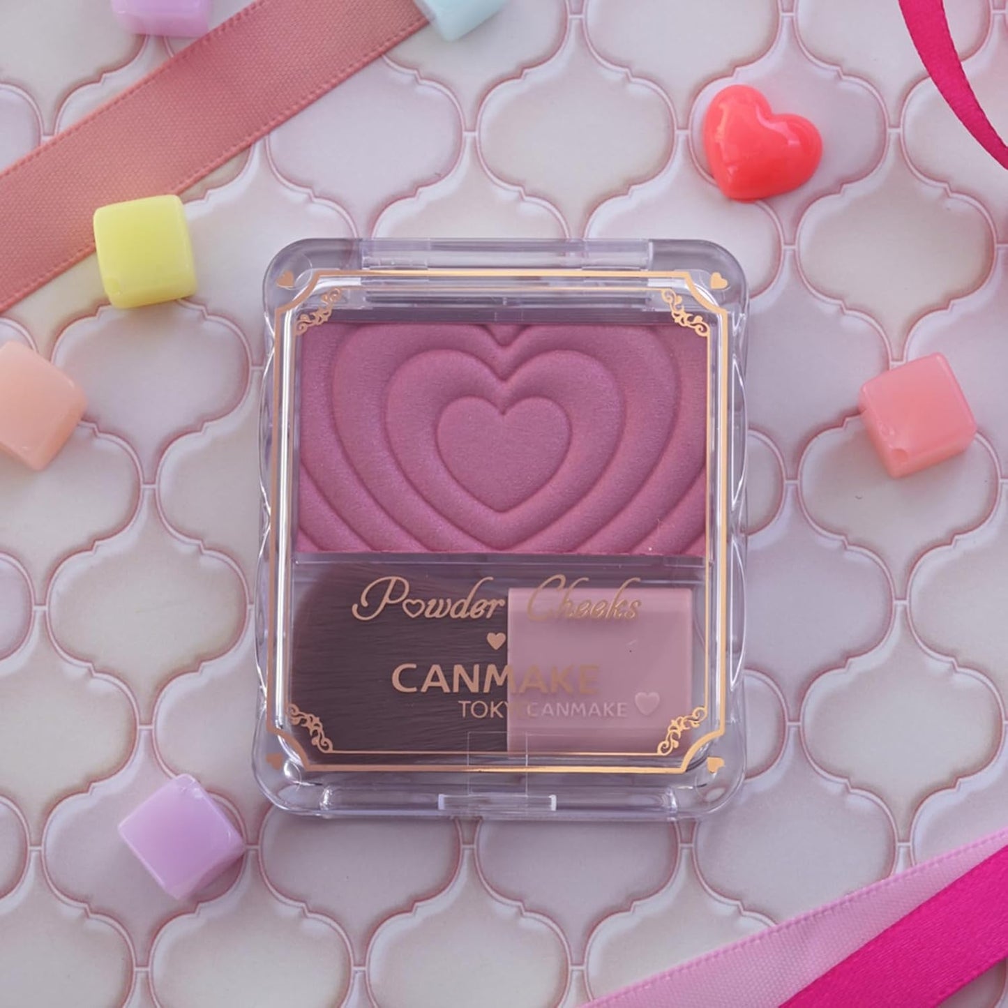 Canmake Powder Cheeks – بودرة خدود يابانية بلون نقي ولمعة لؤلؤية راقية | ثبات يدوم طويلاً وقوام ناعم يندمج بسلاسة | غنيّة بسيراميد وزيوت نباتية مغذية | مناسبة للبشرة الفاتحة والحنطية والسمراء | صنع في اليابان